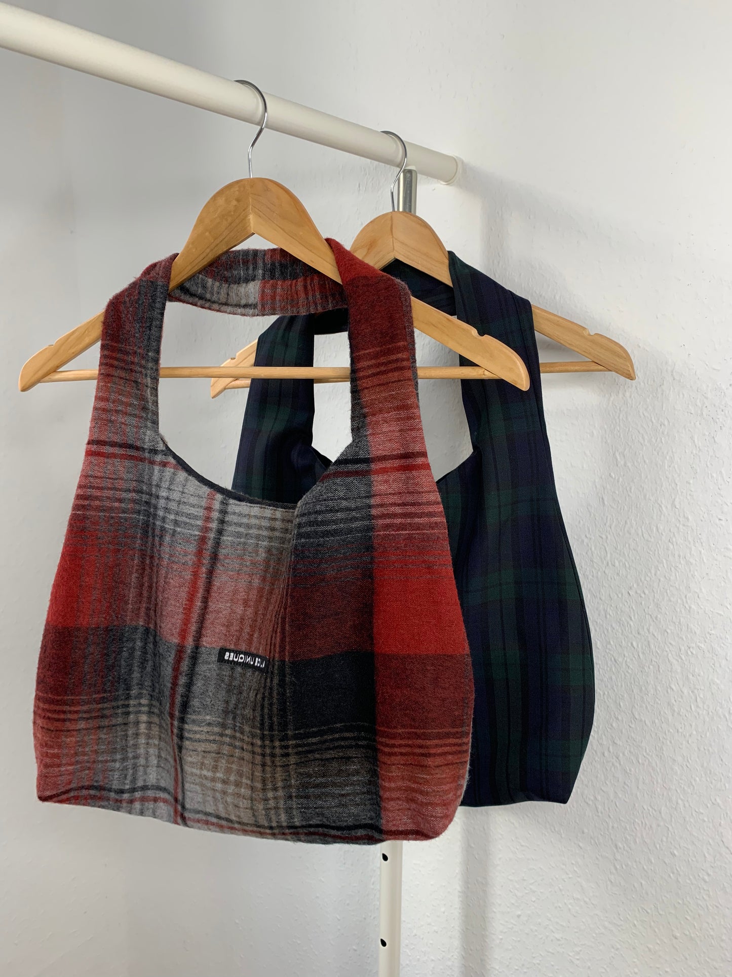 Schultertasche rot/grau kariert