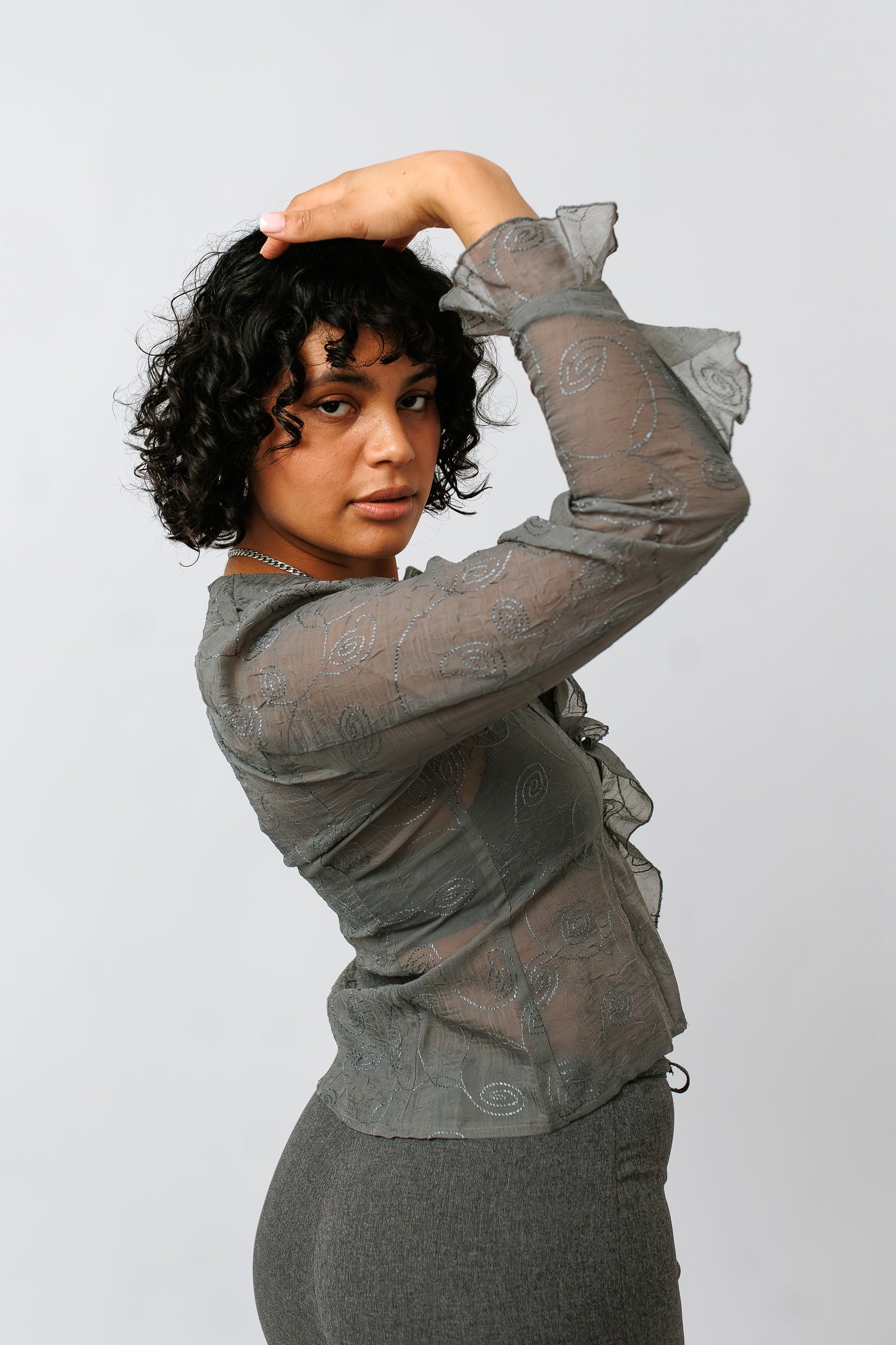 Bluse grau mit Stickerei