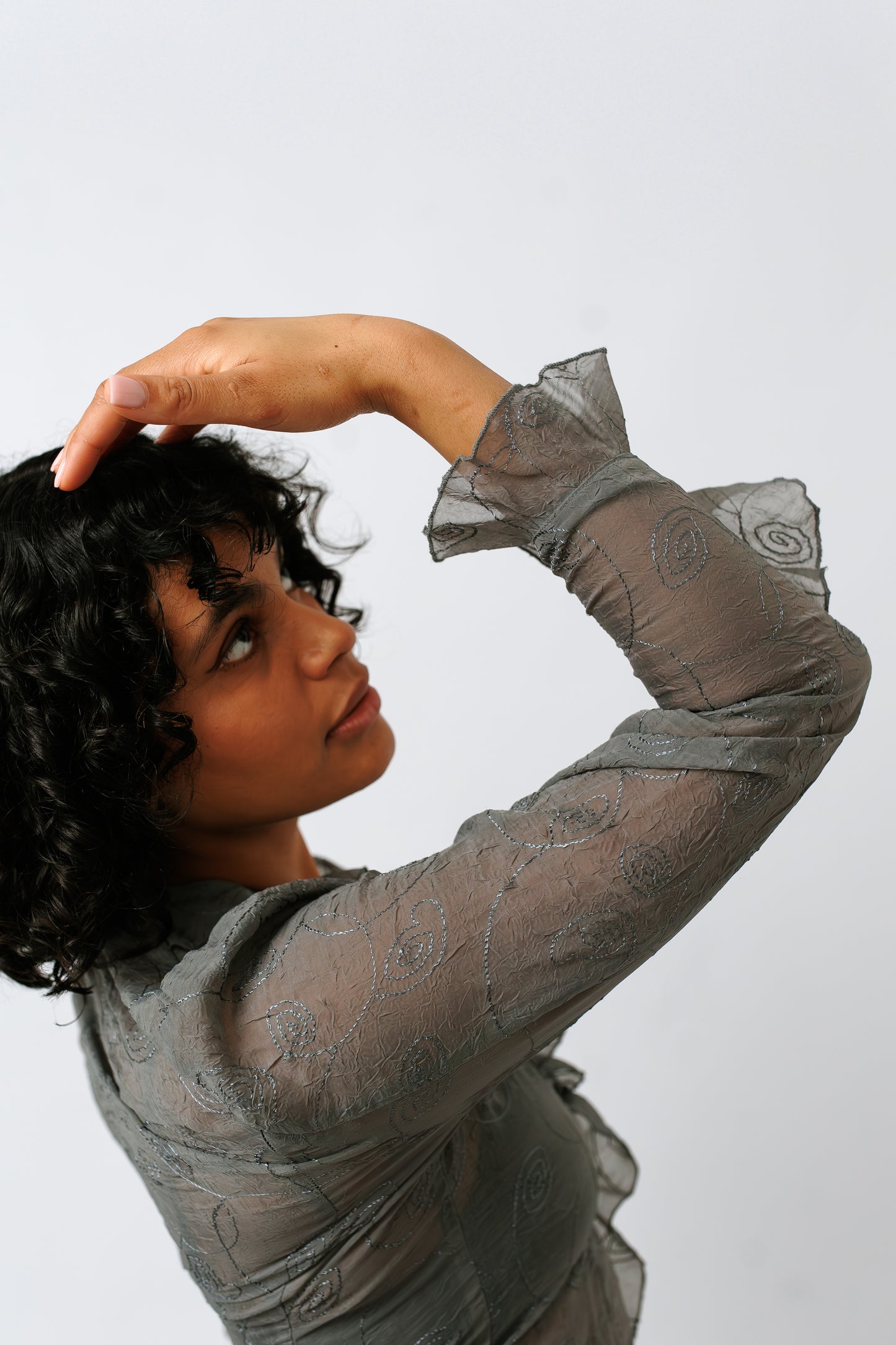 Bluse grau mit Stickerei