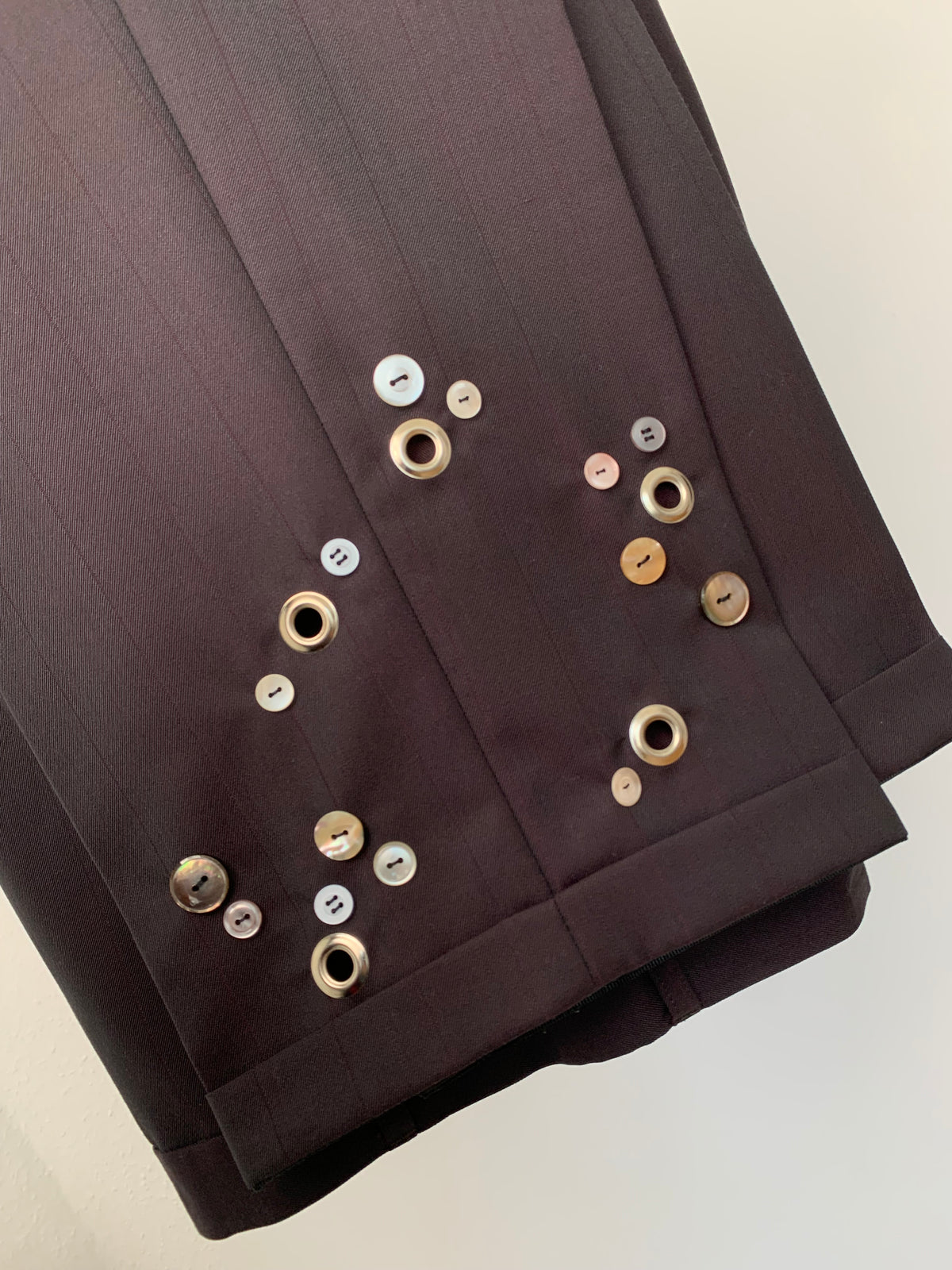 Dunkelviolette Anzughose mit Ösen – und Knopfdetails