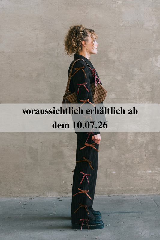 Nadelstreifen Hosenanzug mit Schleifendetails