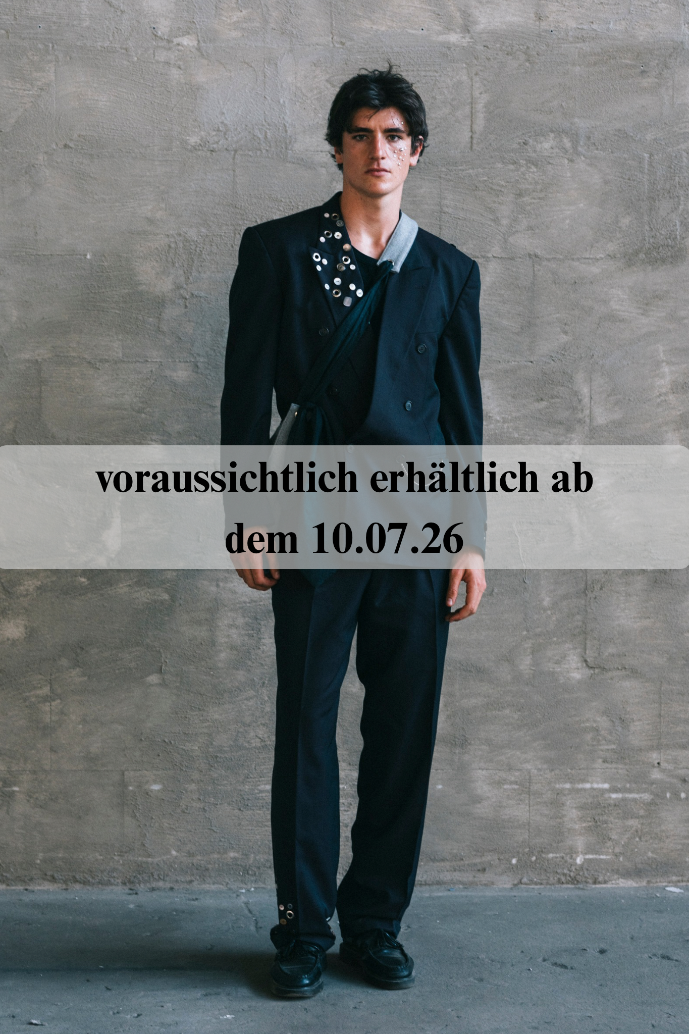 Anzug mit Ösen – und Knopfdetails