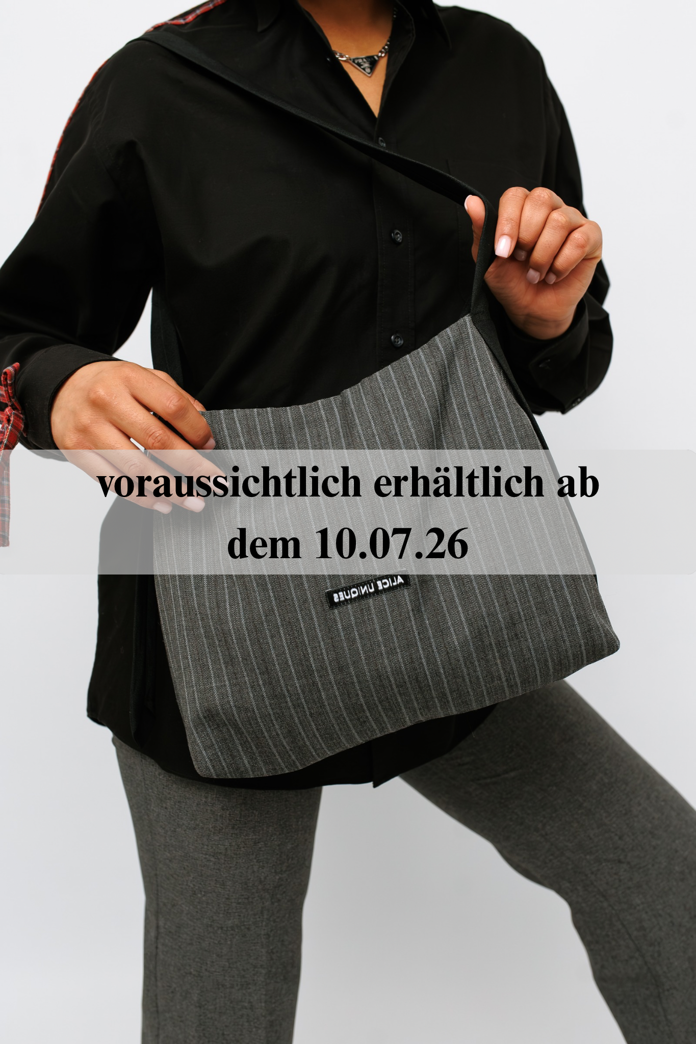 Umhängetasche grau mit Krawatte